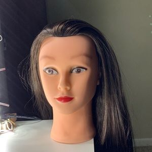 Selling a doll head, straight hair, comes with a holder to place and it rotates.